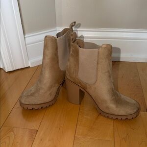 Soda Tan Faux Suede Chunky Heel Chelsea Boots Size 7